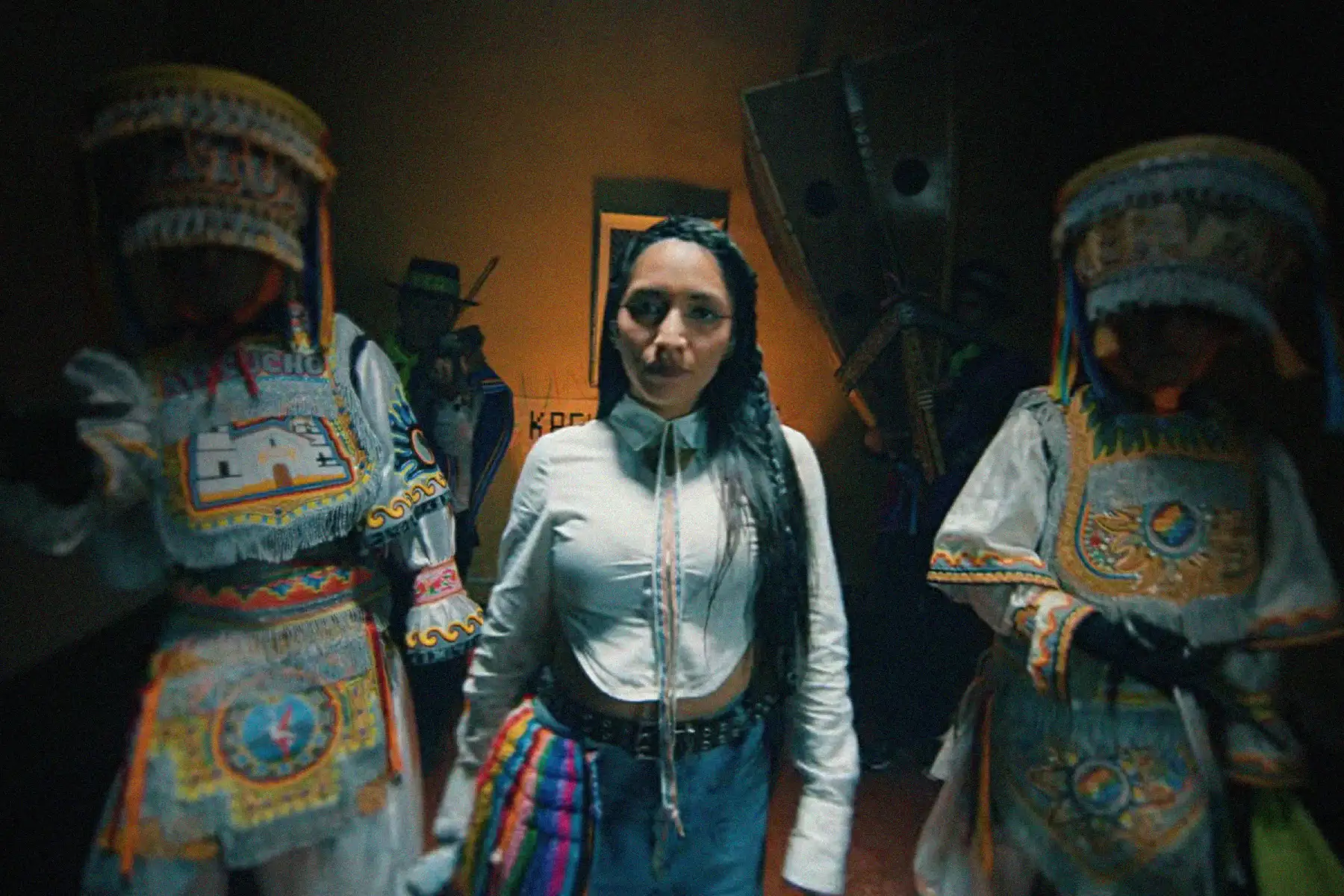 Renata Flores con dos danzantes de tijeras