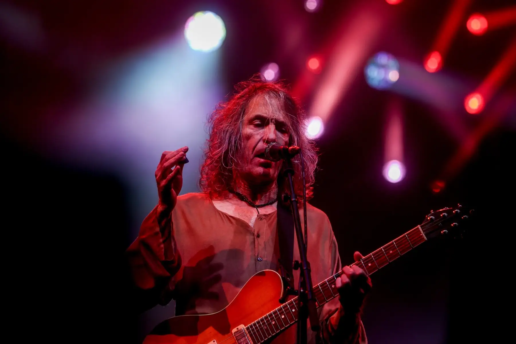 Robe Iniesta de Extremoduro en el escenario