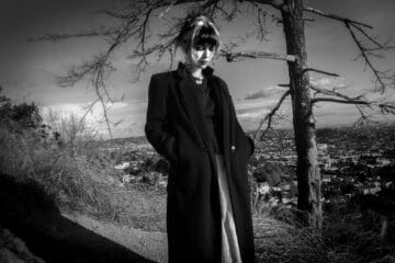 Violet Grohl en un bosque