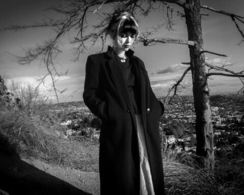 Violet Grohl en un bosque