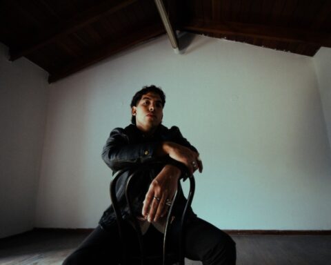 Casimismo sentado en una silla