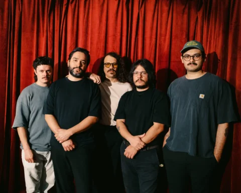 Adiós Cometa con un telón rojo de fondo