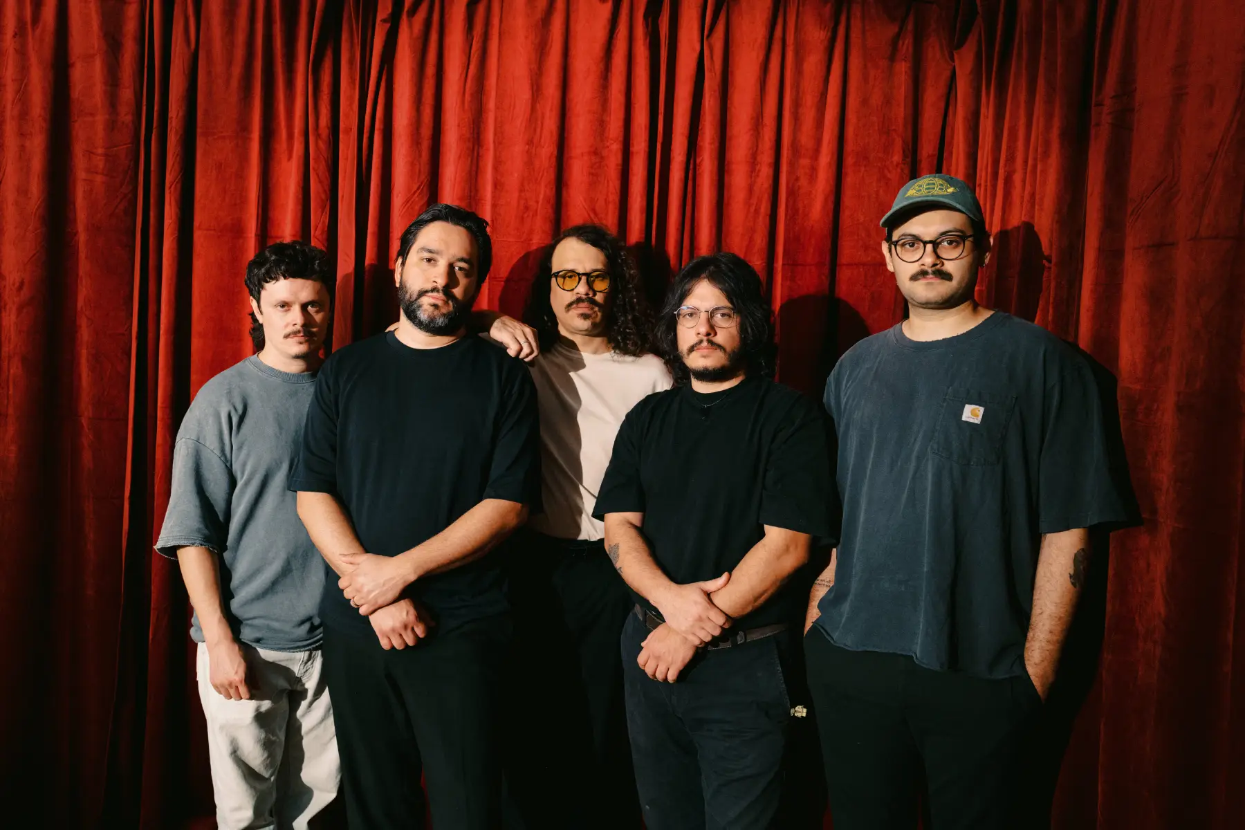 Adiós Cometa con un telón rojo de fondo