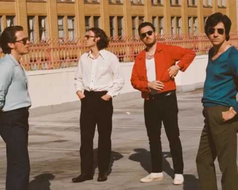 Arctic Monkeys en un estacionamiento