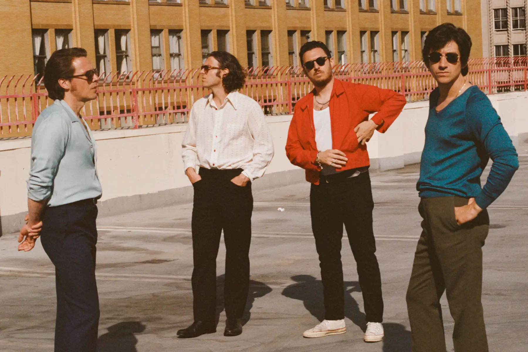 Arctic Monkeys en un estacionamiento
