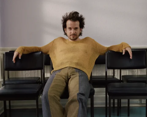 Attawalpa sentado en sillas de metal