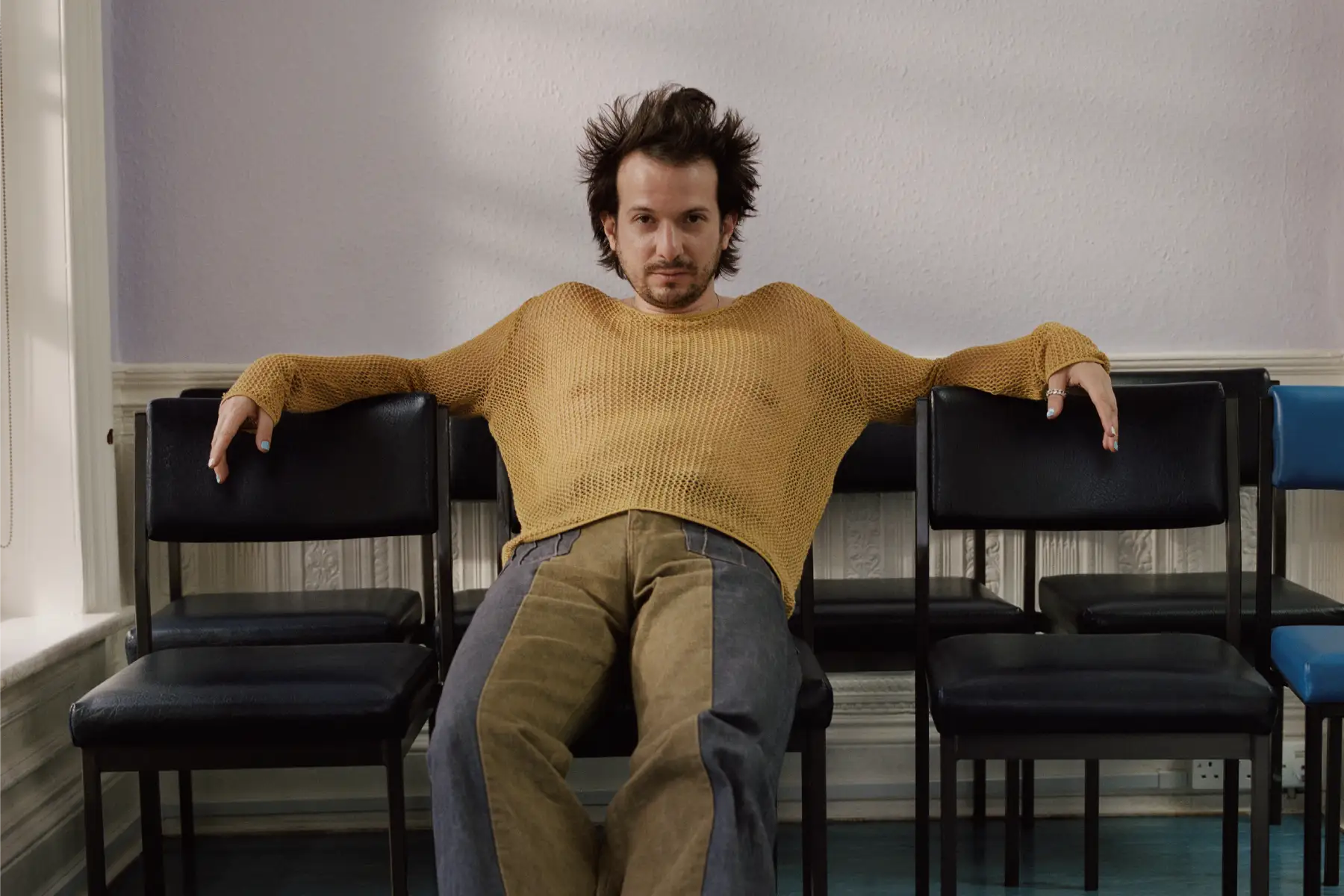 Attawalpa sentado en sillas de metal