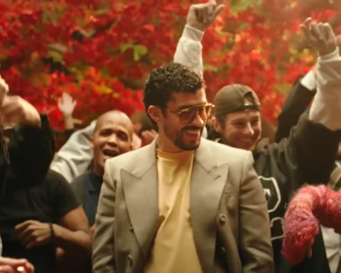 Bad Bunny bailando con saco