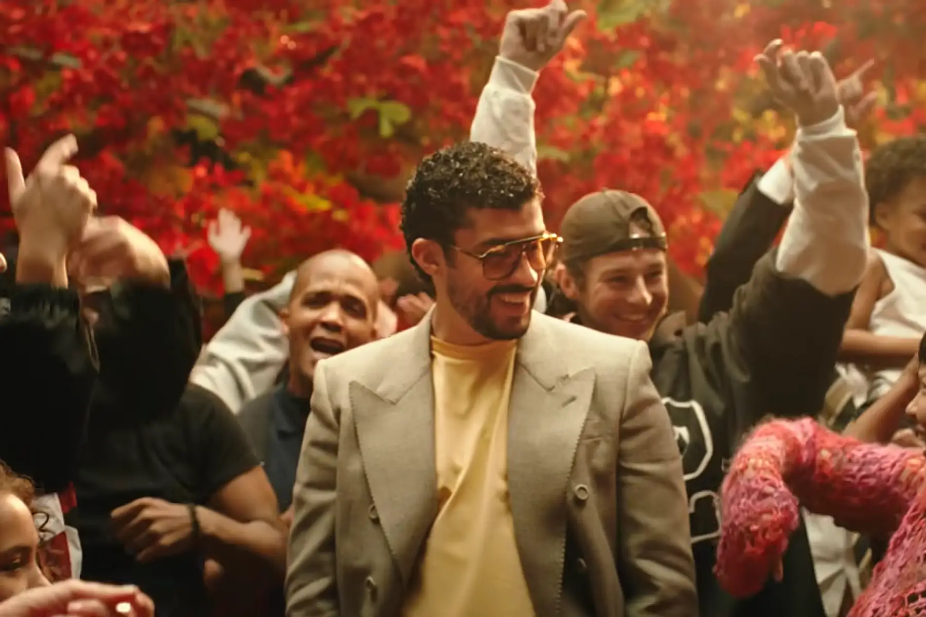 Bad Bunny bailando con saco