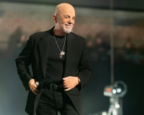 Billy Joel con un traje negro