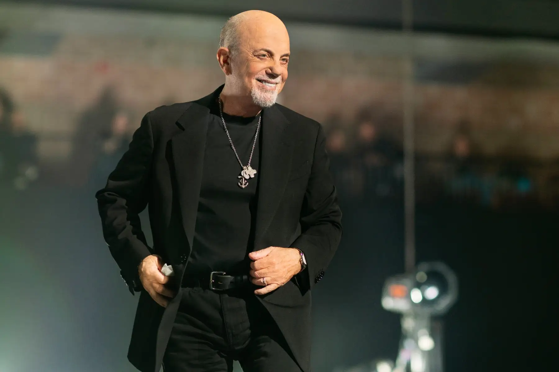 Billy Joel con un traje negro