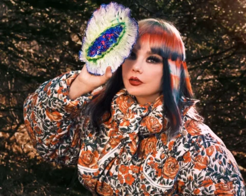Björk sosteniendo un coral
