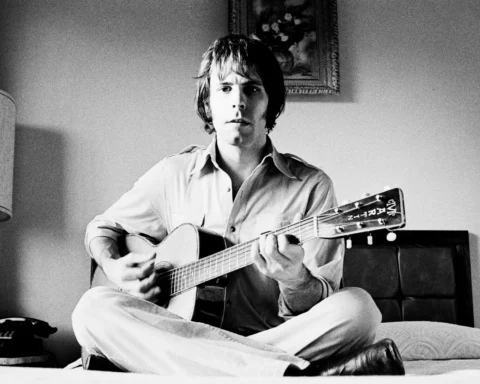 Bob Weir sentado con su guitarra