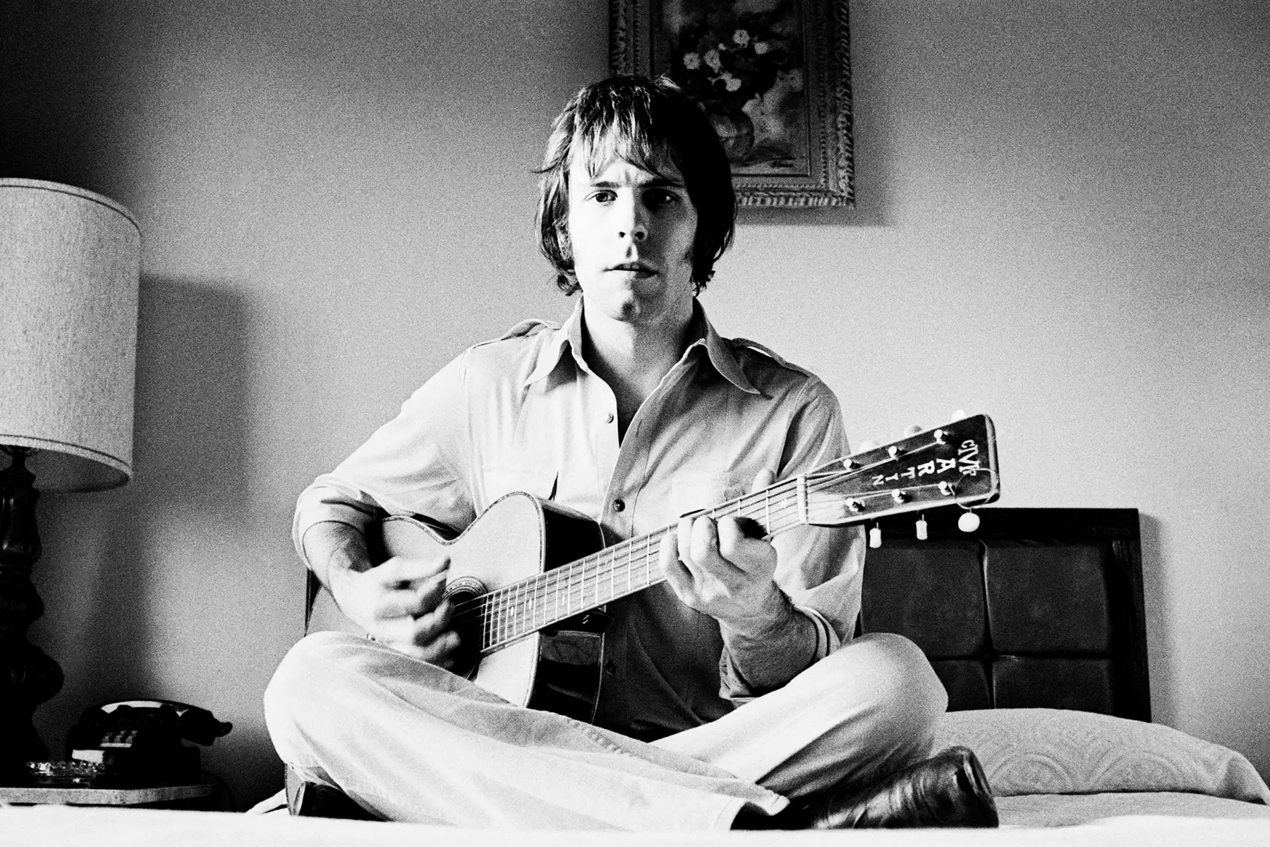 Bob Weir sentado con su guitarra