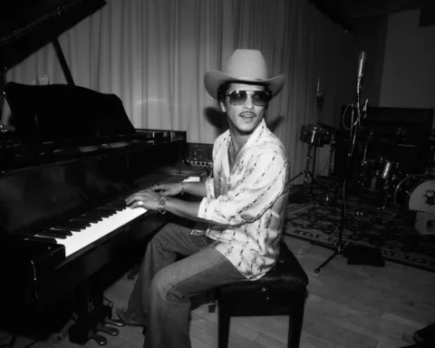 Bruno Mars tocando en el piano