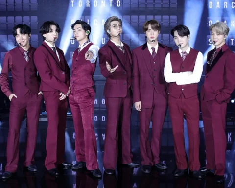 BTS con trajes guinda