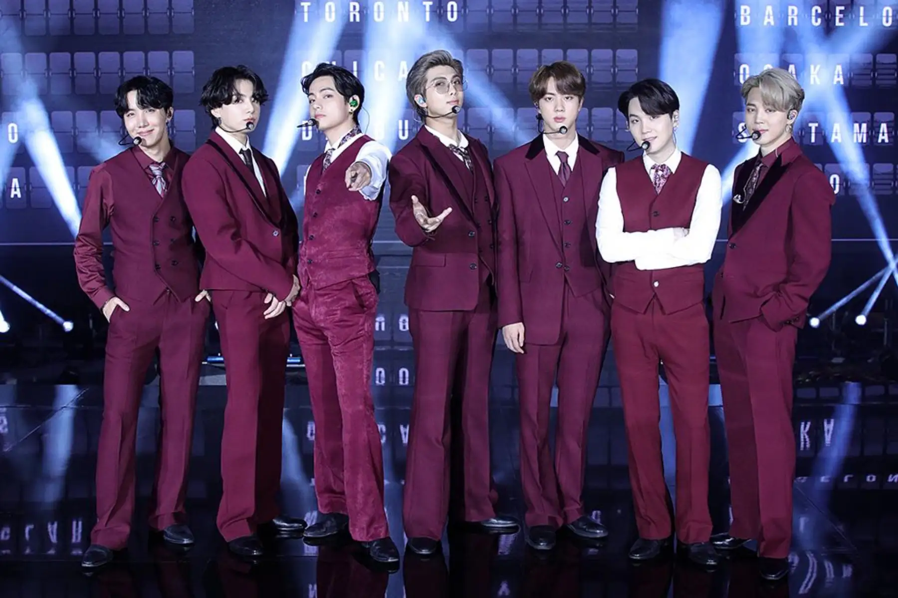 BTS con trajes guinda