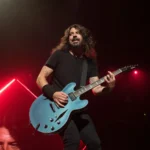 Dave Grohl de Foo Fighters con su guitarra