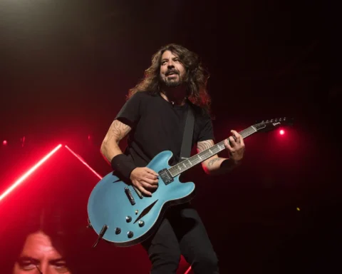 Dave Grohl de Foo Fighters con su guitarra