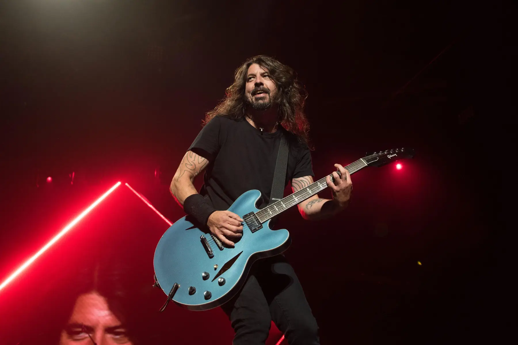 Dave Grohl de Foo Fighters con su guitarra