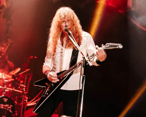 Dave Mustaine con su guitarra en el escenario