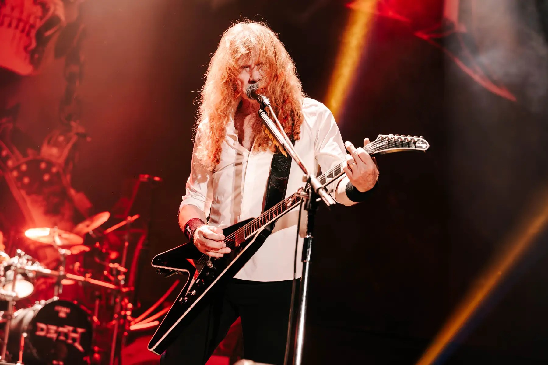 Dave Mustaine con su guitarra en el escenario