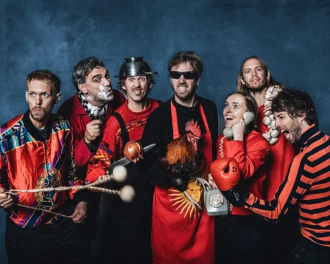 El Plan de la Mariposa y Los Pericos con fondo azul