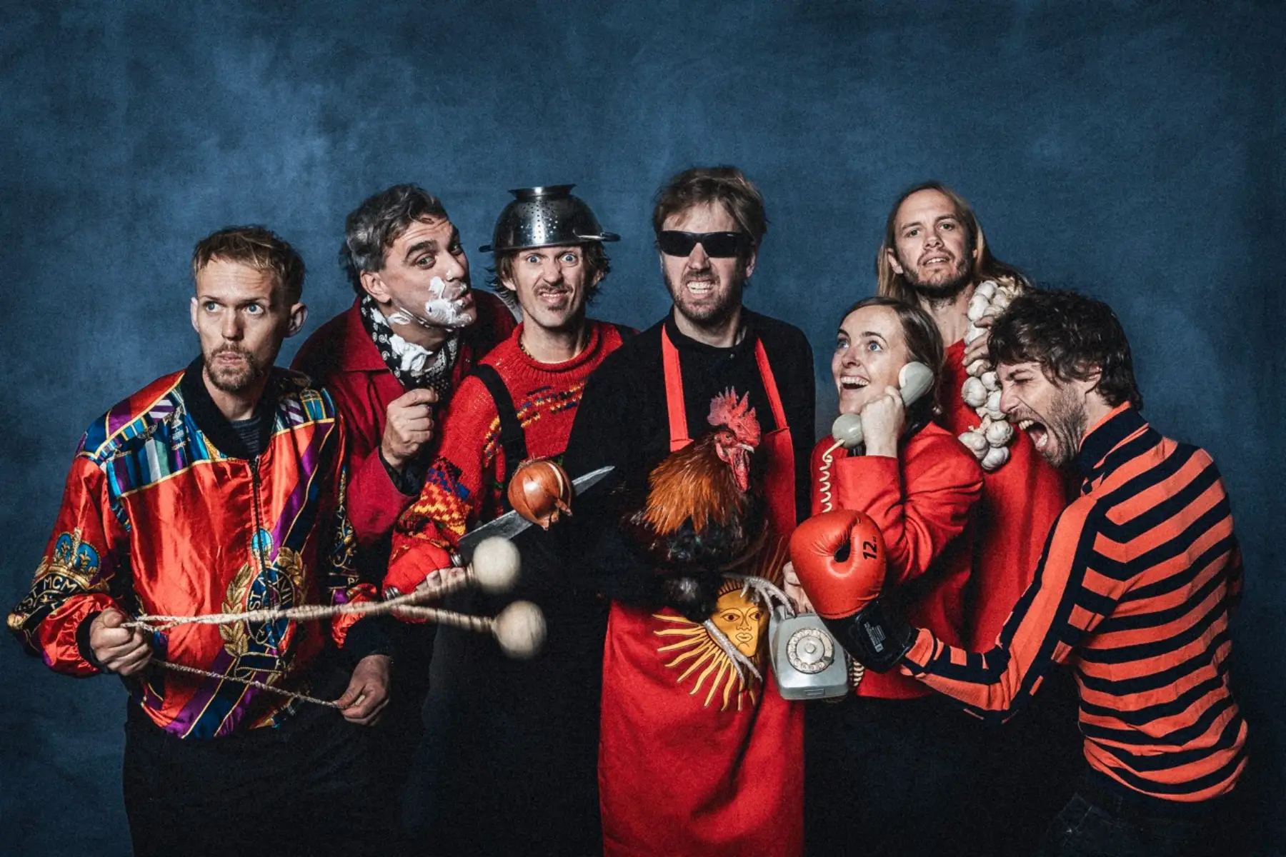 El Plan de la Mariposa y Los Pericos con fondo azul