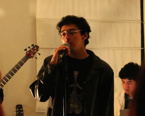 Enzo Melcar cantando vestido de negro