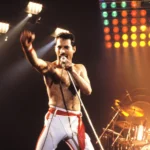 Freddie Mercury sobre el escenario con Queen