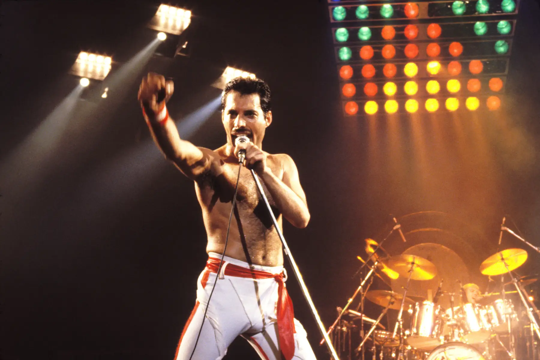 Freddie Mercury sobre el escenario con Queen