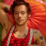 Harry Styles con una sombrilla roja