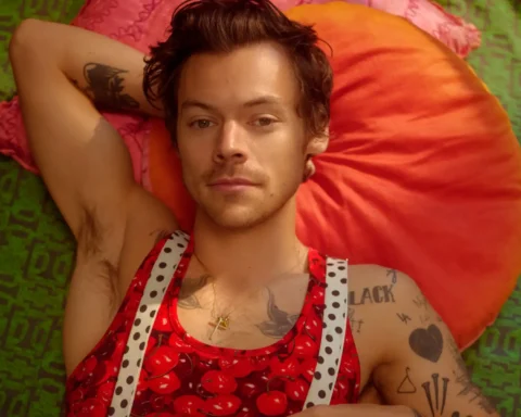 Harry Styles con una sombrilla roja