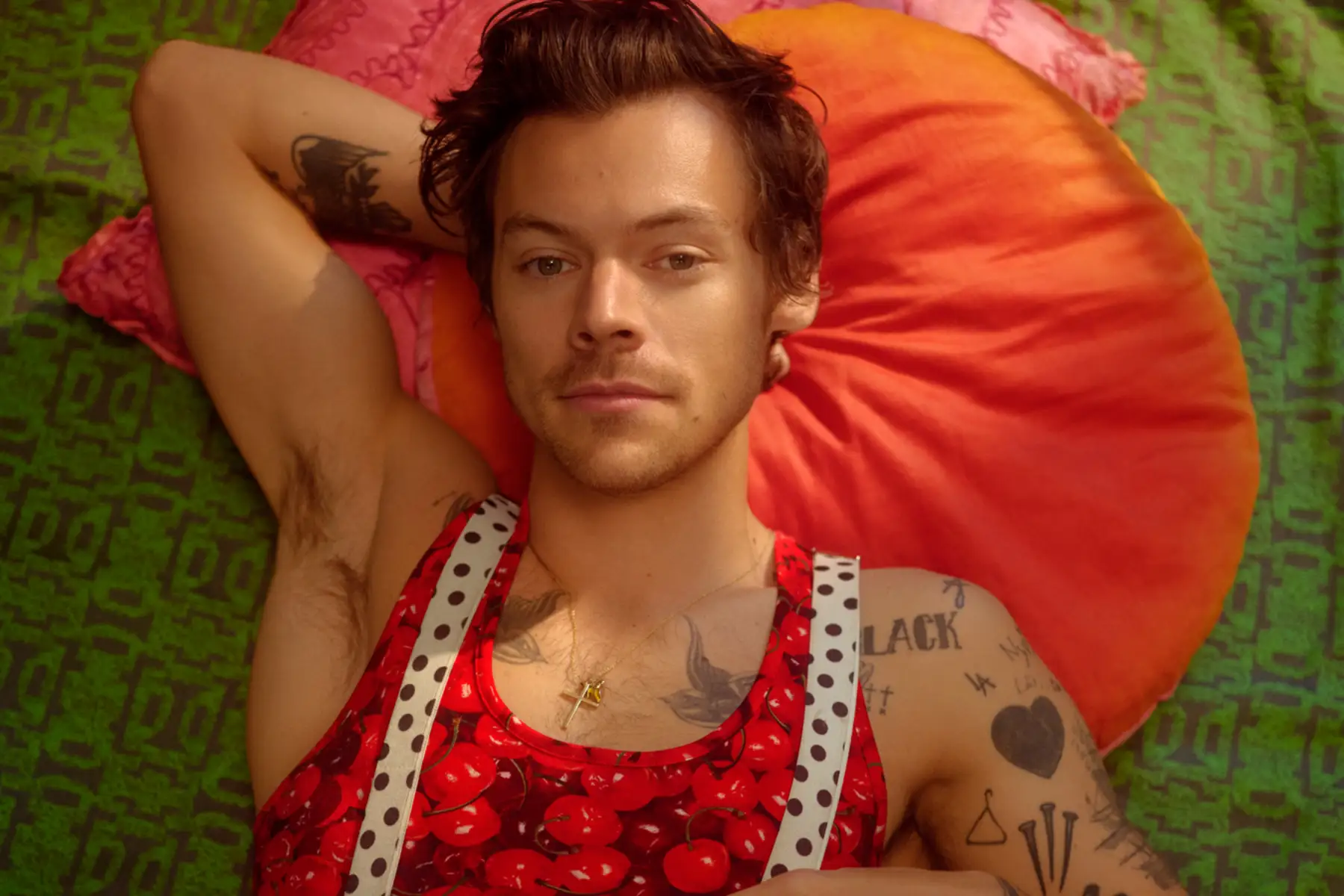 Harry Styles con una sombrilla roja