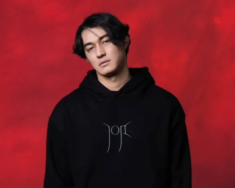 Joji con polera negra y fondo rojo