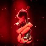 Jonny Greenwood abrazando su guitarra