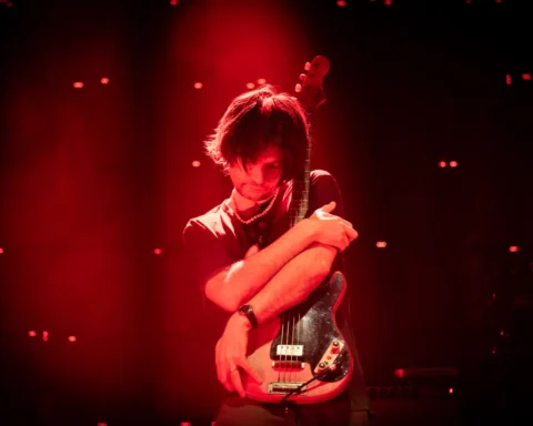 Jonny Greenwood abrazando su guitarra