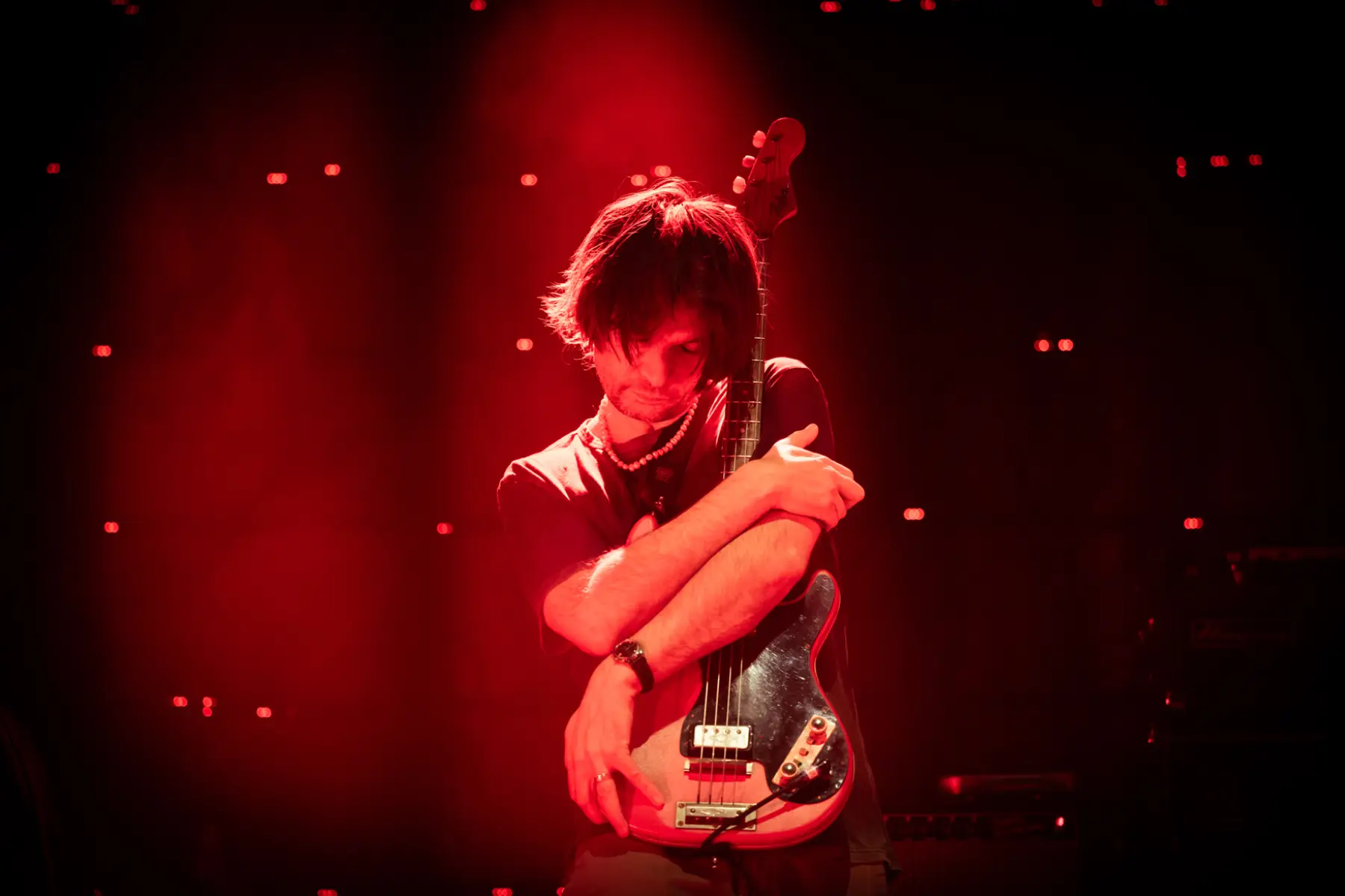 Jonny Greenwood abrazando su guitarra
