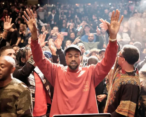 Kanye West con polera roja entre una multitud