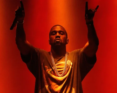 Kanye West en un fondo rojo