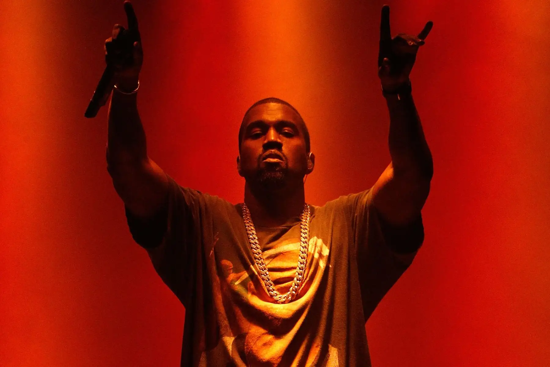 Kanye West en un fondo rojo