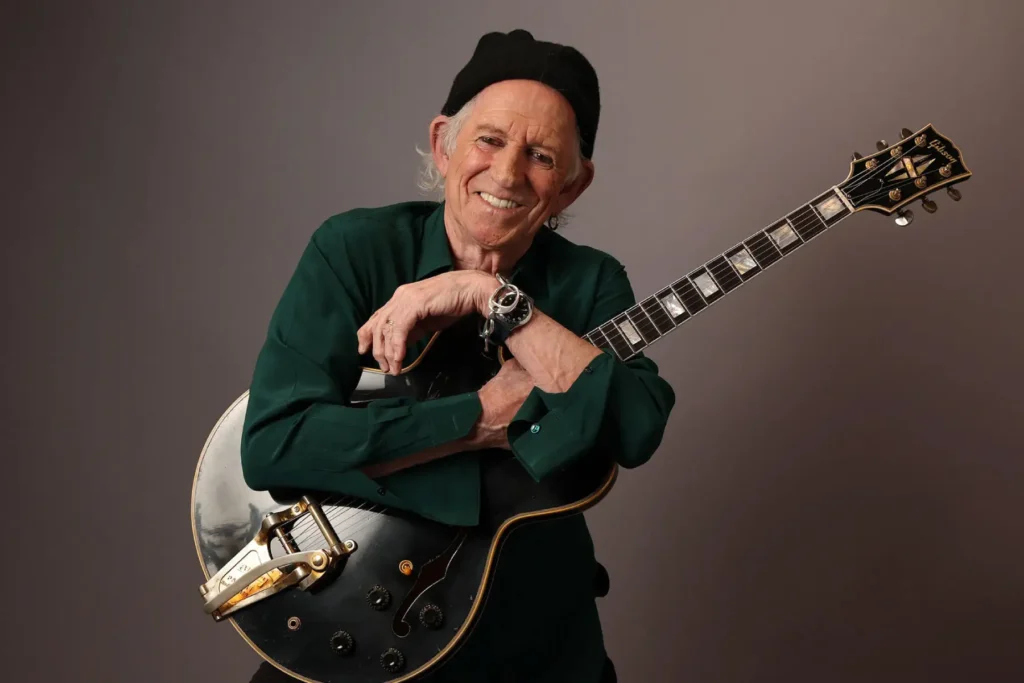 Keith Richards sentado con su guitarra