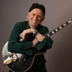 Keith Richards sentado con su guitarra