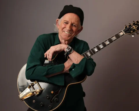 Keith Richards sentado con su guitarra