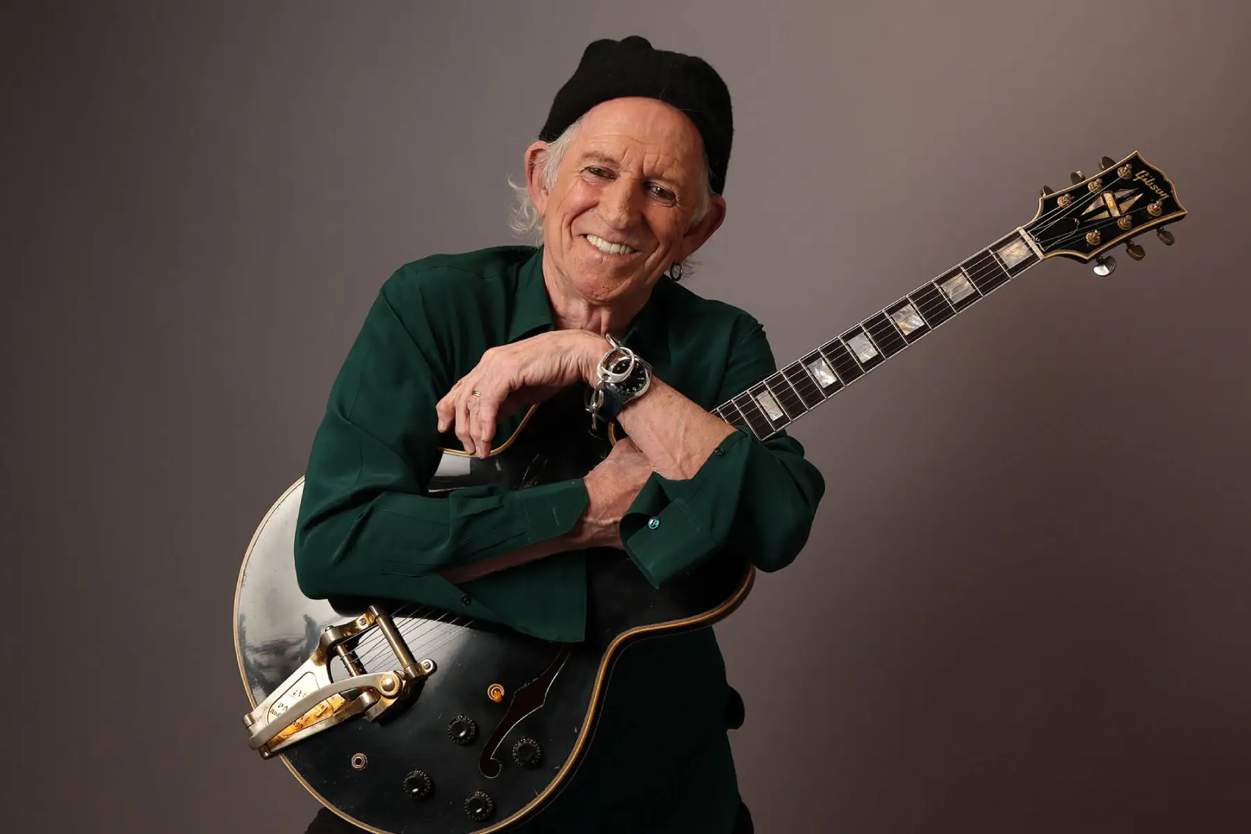 Keith Richards sentado con su guitarra