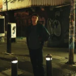 Lasser posando en una calle