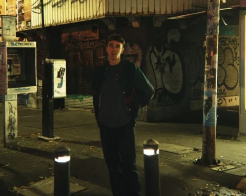 Lasser posando en una calle