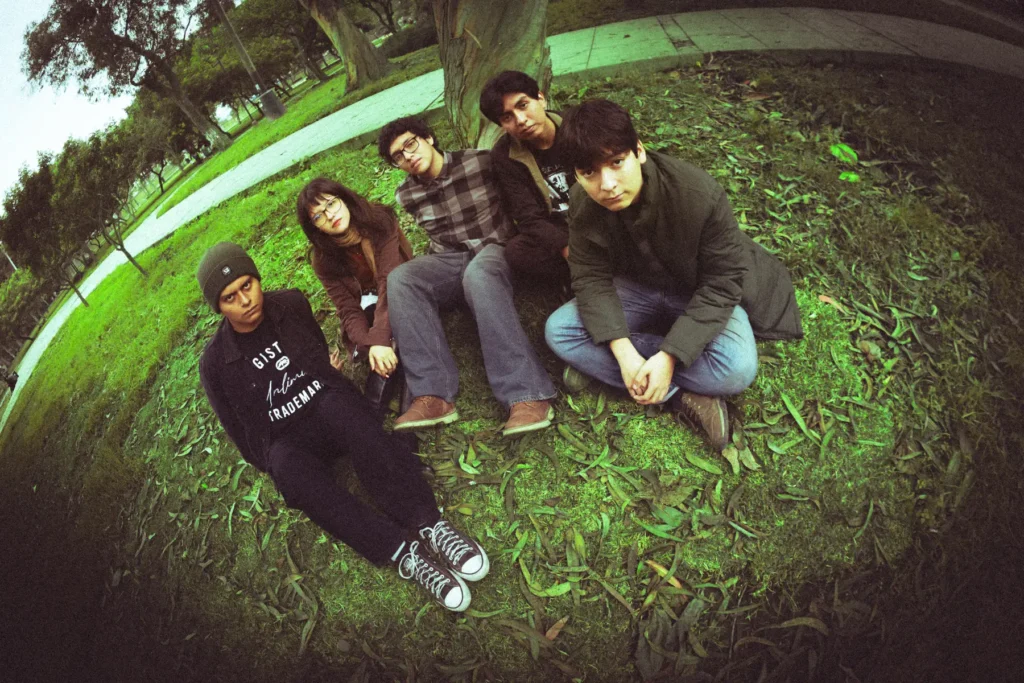 Los Membrillos sentados en el parque