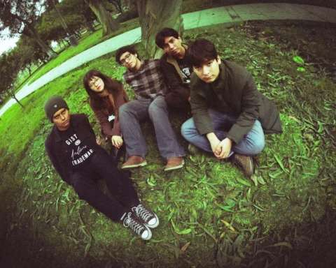 Los Membrillos sentados en el parque