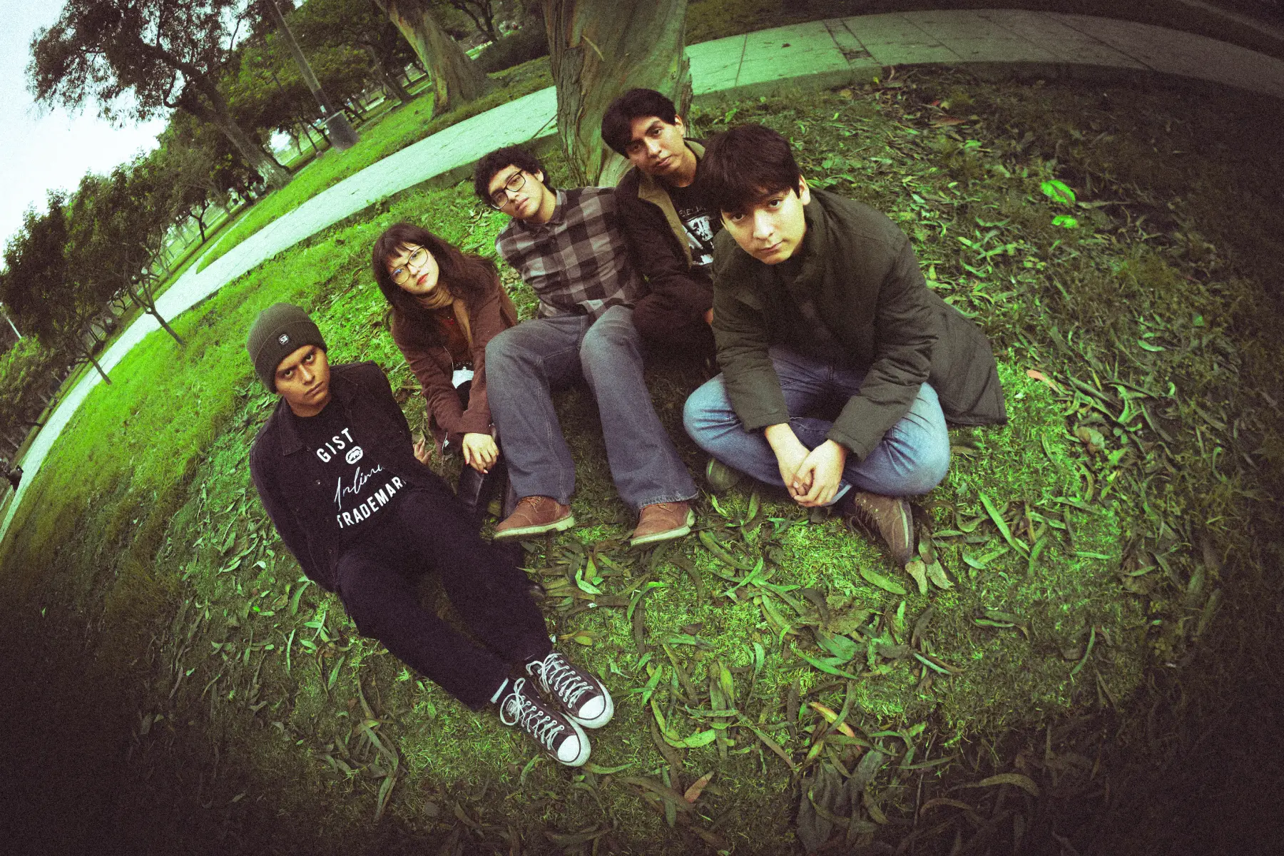 Los Membrillos sentados en el parque